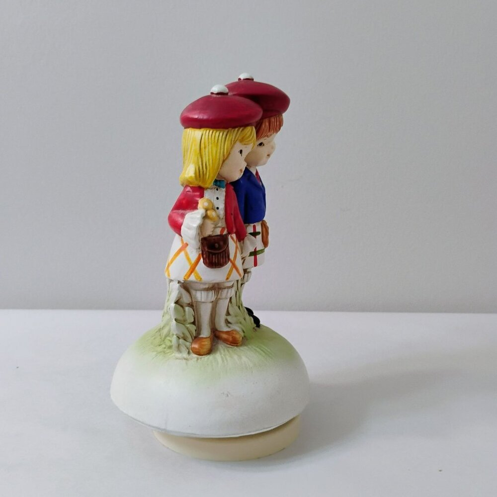 Vintage Sankyo Music Box 1970s Boy & Girl Figurine Scottish Children Scotland - Picture 2 of 5